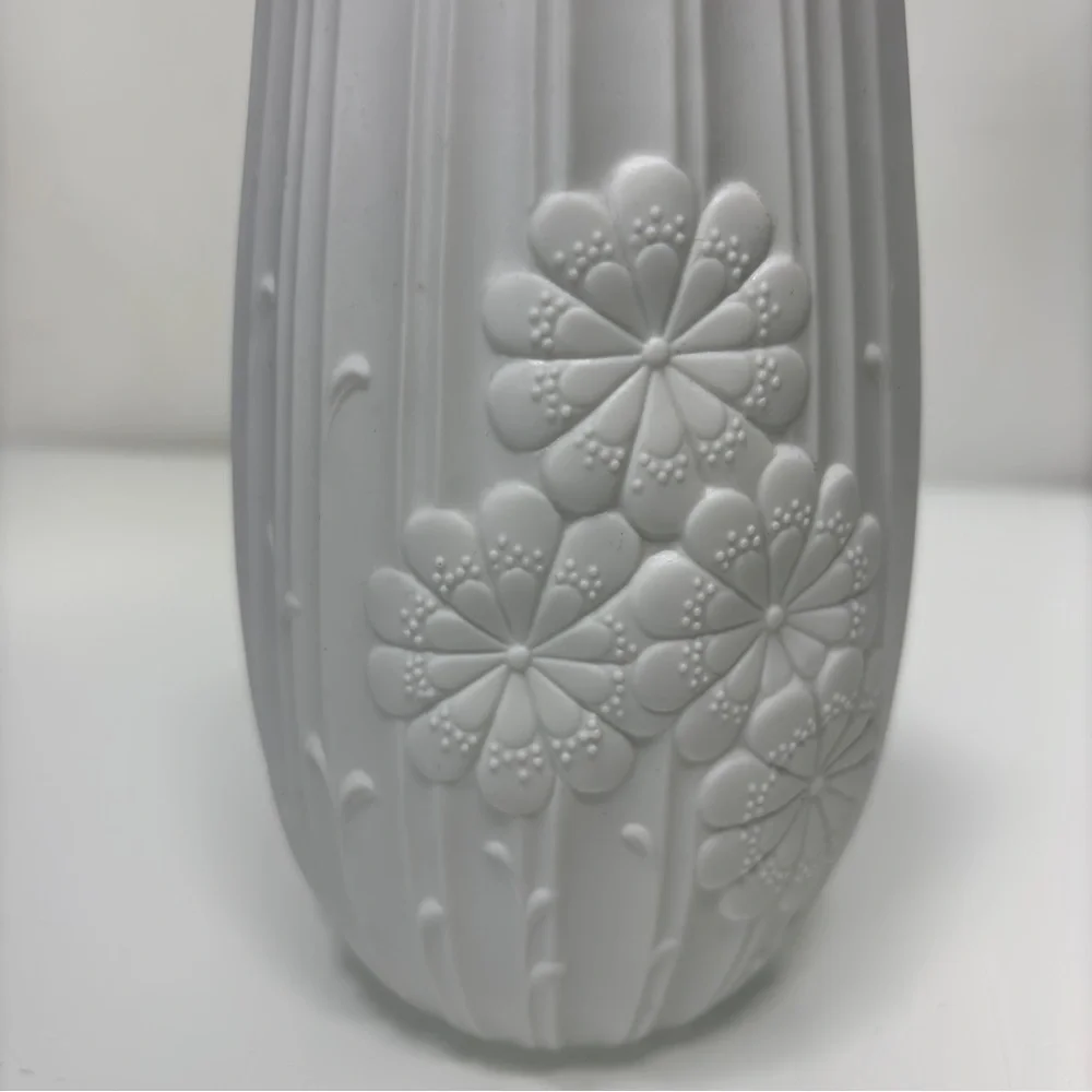 Vintage Kaiser White Bisque Porcelain Floral Pattern Jagged Edge Vase‎